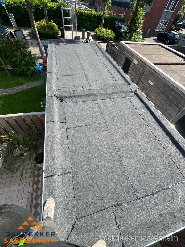 Bitumen plat dak rijtjeswoning vanuit dakdekker perspectief in Sassenheim Bitumen plat dak rijtjeswoning vanuit dakdekker perspectief in Sassenheim