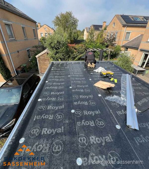 Dakdekker aan het werk op plat dak renovatie in Sassenheim Dakdekker aan het werk op plat dak renovatie in Sassenheim