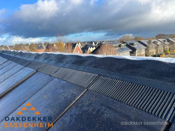 Dakisolatie bij de nok met ventilatieprofiel op schuin dak in Sassenheim Dakisolatie bij de nok met ventilatieprofiel op schuin dak in Sassenheim