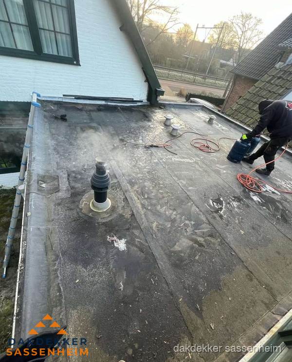 Dakdekker verhelpt daklekkage op plat dak in Sassenheim Dakdekker verhelpt daklekkage op plat dak in Sassenheim