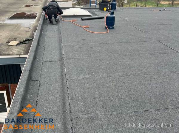 Dakdekker repareert bitumen dakbedekking op groot plat dak in Sassenheim Dakdekker repareert bitumen dakbedekking op groot plat dak in Sassenheim