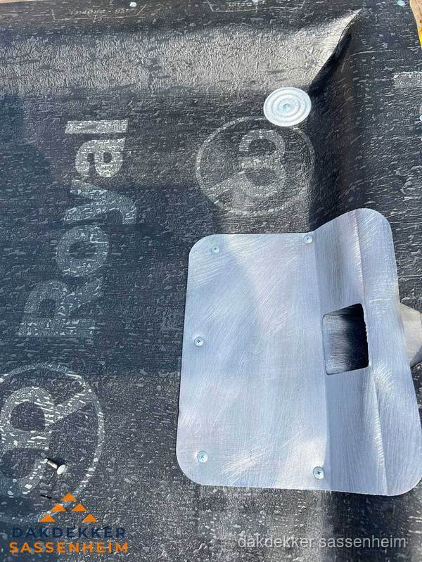 Dakgoot aansluiting op bitumen dak in Sassenheim Dakgoot aansluiting op bitumen dak in Sassenheim