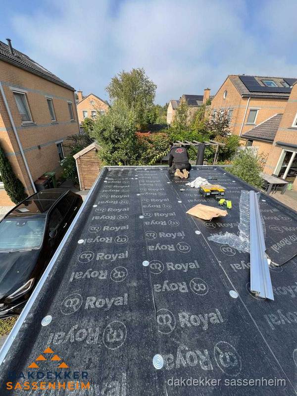 Nieuwe Royal bitumen dakbedekking op plat dak van aanbouw in Sassenheim Nieuwe Royal bitumen dakbedekking op plat dak van aanbouw in Sassenheim
