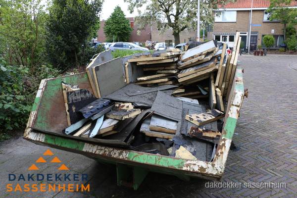 Puincontainer met oud dakmateriaal na dakrenovatie in Sassenheim Puincontainer met oud dakmateriaal na dakrenovatie in Sassenheim