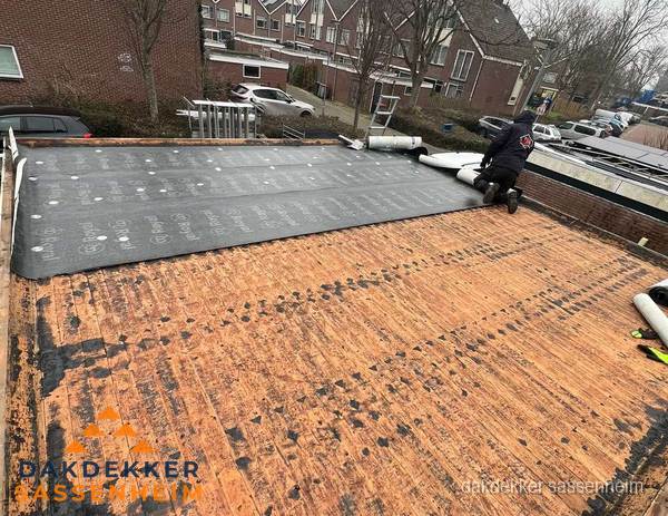 Dakdekker legt onderlaag op plat dak met houten constructie in Sassenheim Dakdekker legt onderlaag op plat dak met houten constructie in Sassenheim